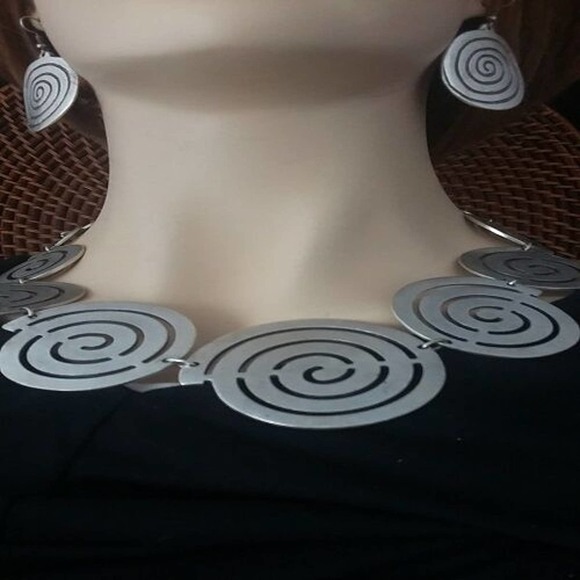 Chunky Silver Alloy Metal Swirl Link Necklace Set - Picture 2 of 2